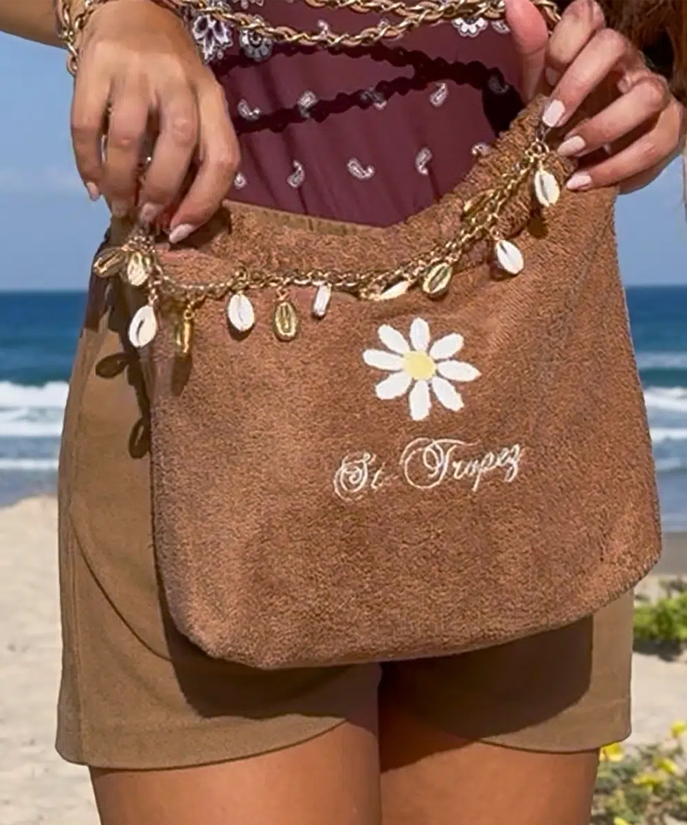 LESLIE-SULMAN-BIJOUX-DE-SAC-shell-out-lkbk-10-3-gold-cowrie-mobile Bijou de sac composée de coquillages cowries blancs naturels eet dorés pour complèter un sac de plage small balagan de la collection été 2026 Leslie Sulman