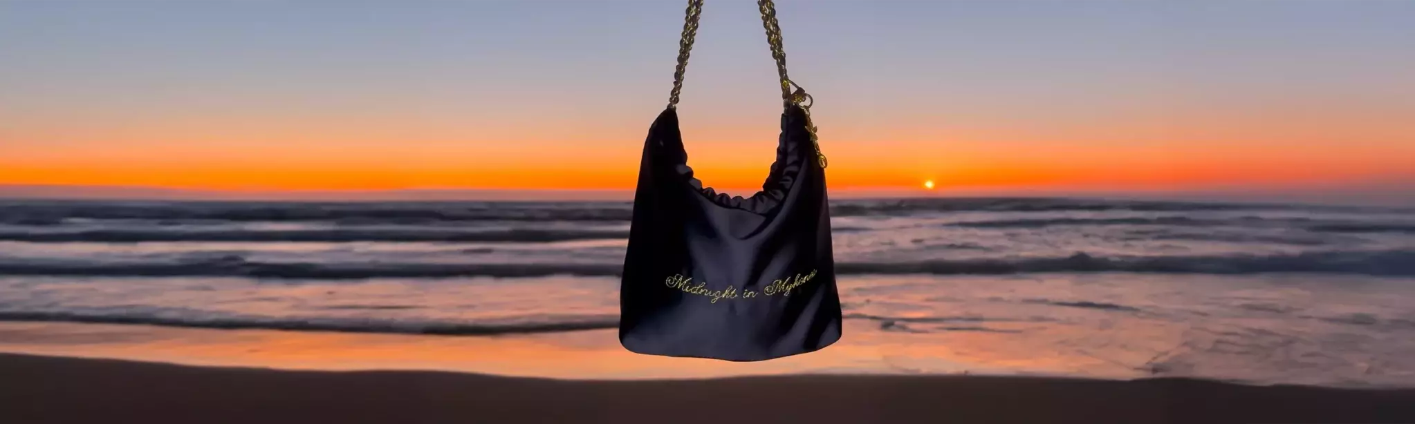 Leslie-Sulman-Resort-26-Minuit-au-soleil-sac-soir-midnight-4 10-3 Vue d'un coucher de soleil sur la plage d'un Sac du soir Midnight in mykonos par la créatrice francaise Leslie sulman.