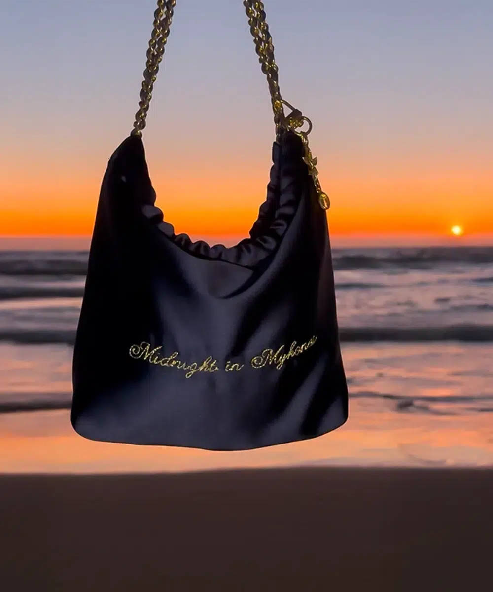 Leslie-Sulman-Resort-26-Minuit-au-soleil-sac-soir-midnight-4-mobile Sac du soir marine brodé au fil d'or du message